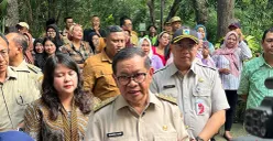 Gubernur Jakarta, Pramono Anung saat meninjau Hutan Kota Srengseng di Kembangan, Jakarta Barat, Senin, 23 Juni 2025. (Sumber: POSKOTA | Foto: Pandi Ramedhan)