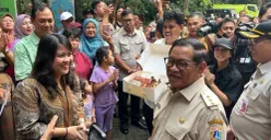 Gubernur Jakarta, Pramono Anung saat mendoakan Wakil Ketua DPRD Ima Mahdiah saat ulang tahun di Hutan Kota Srengseng, Jakarta Barat, Senin, 23 Juni 2025. (Sumber: POSKOTA | Foto: Pandi Ramedhan)