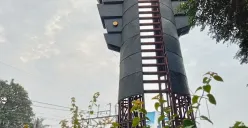 Monumen Perjuangan Rakyat Bekasi yang ada di Jl. Djuanda, Bekasi Selatan, Kota Bekasi, menjadi sasaran maling. Sebanyak 10 plat besi raib dan belum mendapatkan perhatian dari Disparbud dan Pemkot Bekasi. (Sumber: Poskota/Nurpini Aulia Rapika)