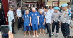 Kapolres Cimahi AKBP Niko Nurullah Adi Putra (tengah), pimpin gelar perkara kasus peredaran ganja di lingkungan kampus di Mako Polres Cimahi, Senin 23 Juni 2025. (Sumber: POSKOTA | Foto: Gatot Poedji Utomo)