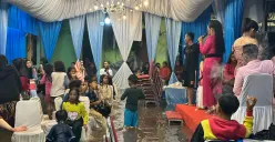 Acara pernikahan warga Muara Angke, Jakarta Utara, tetap berjalan ditengah banjir rob yang melanda, Senin, 23 Juni 2025. (Sumber: Poskota/Pandi Ramedhan)