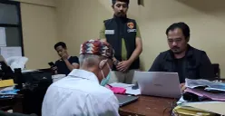 Terduga pelaku pencabulan saat dilakukan pemeriksaan di ruang unit PPA Polres Pandeglang. (Sumber: POSKOTA | Foto: Samsul Fatoni)