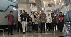 Dirjen Protokol dan Konsuler Kementerian Luar Negeri RI, Andy Rahmianto menyambut kedatangan 11 WNI di Bandara Soekarno-Hatta pada Selasa, 24 Juni 2025. (Sumber: POSKOTA | Foto: Primayanti)