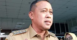 Wali Kota Bekasi, Tri Adhianto berjanji akan memberikan apresiasi kepada anggota Damkar Kota Bekasi yang menerima aduan seorang ibu muda korban KDRT. (Sumber: POSKOTA | Foto: Nurpini Aulia Rapika)