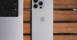 Perbandingan antara iPhone 15 Pro dan iPhone 17 Pro. (Sumber: Unsplash/Lala Azizli)