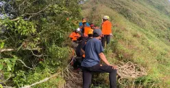 Tim SAR gabungan mengevakuasi Jovita Diva Prabudawardani, 21 tahun yang tewas terpeleset dan jatuh ke dalam jurang sedalam 180 meter di Gunung Muria, Kudus, Jawa Tengah. (Sumber: BASARNAS)