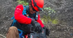 Potret Tyo Survival yang menjadi relawan saat evakuasi jenazah pendaki Brasil, Juliana Marins di Gunung Rinjani. (Sumber: Instagram/@tyo_survival)