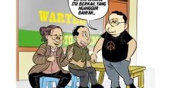 Tiga sahabat ngobrol santai di warteg membahas perpanjangan masa jabatan usai putusan MK. Salah satu dari mereka melontarkan sindiran, “Jabatan diperpanjang itu berkah. Yang nganggur banyak…” (Sumber: Poskota/Arif Setiadi)