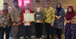 Manager PLN UP3 Ciputat, Syaiful Azhari Siregar (ketiga dari kiri), menyerahkan Renewable Energy Certificate (REC) kepada Adit, Assistant Manager Uniqlo Indonesia (tengah) (Sumber: Dok. PLN UID Jakarta Raya)
