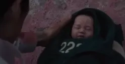 Baby 222 menjadi pemenang Squid Game Season 3, sementara Gi-hun dan dua karakter utama lain tewas dalam ending yang memicu perdebatan. (Sumber: TikTok/@jung._.jeha))