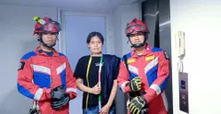 Petugas Damkar berhasil mengevakuasi seorang wanita yang terjebak di dalam lift kantor percetakan di Tanjung Priok, Jakarta Utara, Sabtu, 28 Juni 2025. (Sumber: Damkar Jakut)