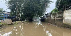 Ruas jalan di RW 08 Uwung Jaya, Kecamatan Cibodas, Kota Tangerang, masih tergenang, pada Minggu, 29 Juni 2025 siang. (Sumber: POSKOTA | Foto: Primayanti)