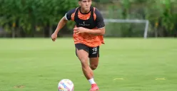 Potret pemain baru Persija, Eksel Runtuhkahu saat menjalani sesi latihan perdana bersama Macan Kemayoran. (Sumber: Persija)