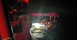 Evakuasi nelayan usai kapal mengalami kebocoran di perairan Pulau Semak Daun, Kepulauan Seribu, Senin, 30 Juni 2025. (Sumber: Damkar)