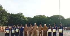 Wali Kota Bekasi, Tri Adhianto, berfoto bersama sejumlah anggota Damkar Kota Bekasi yang menerima penghargaan atas upaya penggagalan aksi bunuh diri ibu muda korban KDRT. (Sumber: Poskota/Nurpini Aulia Rapika)