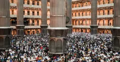 Umat Muslim melaksanakan shalat tarawih pertama Ramadhan di Masjid Istiqlal, Jakarta. (Sumber: Poskota/Bilal Nugraha Ginanjar)