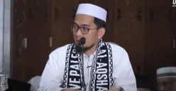 Ustadz Adi Hidayat menjelaskan hukum bersiwak saat puasa Ramadhan di siang hari. (Sumber: Tangkap Layar YouTube/Adi Hidayat Official)