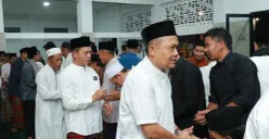Bupati Bandung, Dadang Supriatna bersalaman dengan warga setelah melaksanakan salat tarawih pertama di Masjid Asy-Syifa, Desa Tegalluar, Kecamatan Bojongsoang, Jumat, 28 Februari 2025. (Sumber: Dok. Pemkab Bandung)