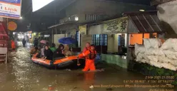 Tim BPBD Kab Bogor mengevakuasi warga dan melalukan pembersihan pasca banjir, Senin 3 Maret 2025. (Sumber foto: BPBD Kab Bogor)