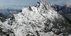 Ilustrasi, Puncak Carstensz Pyramid yang megah namun mematikan. (Sumber: Pinterest/@Andi)
