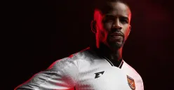 Greg Nwokolo mengenakan jersey Timnas Indonesia. (Sumber: Instagram @greg11n)