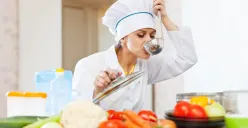 Apakah mencicipi makanan saat puasa bikin batal? ternyata ini jawabannya. (Sumber: Freepik/bearfotos)