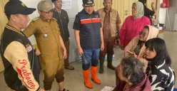 Wakil Wali Kota Bekasi, Abdul Haris Bobihoe (tengah) saat menyapa warga korban banjir Bekasi, Selasa, 4 Maret 2025. (Sumber: Dok. Humas Pemkot Bekasi)