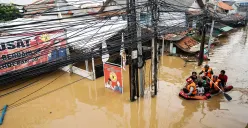 Petugas Gulkarmat Jakarta Selatan mengevakuasi warga yang terdampak banjir di Kelurahan Rawajati, Pancoran, Jakarta Selatan dan Kelurahan Cililitan, Kramat Jati, Jakarta Timur, Selasa, 4 Maret 2025. (Sumber: Poskota/Bilal Nugraha Ginanjar)
