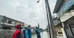 Manager PLN UP3 Bintaro, Hendar Prisnadianta (kedua dari kanan) memeriksa kondisi jaringan kelistrikan di  Perumahan Pondok Maharta, Tangerang Selatan, yang dilanda banjir. (Sumber: Dok. PLN UID Jakarta Raya)