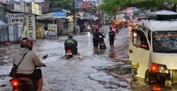Banjir Jakarta Makin Meluas, Kini 77 RT Terendam Genangan Air hingga 5 Meter/Banjir di Jalan Raden Fatah, Kecamatan Ciledug, Kota Tangerang, Selasa, 4 Maret 2025. (Sumber: Poskota/Veronica Prasetio)