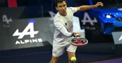 Mantan pelatih Timnas Indonesia dan Persib Bandung, Luis Milla, punya hobi bermain olahraga padel. (Sumber: Instagram/@luismillacoach)