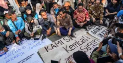Gubernur Jakarta Pramono Anung dan Wakilnya Rano Karno menyambangi warga eks Kampung Bayam yang absen dalam serah terima hunian Kampung Susun Bayam di JIS, Kamis 6 Maret 2025.
(Sumber: Poskota/Bilal Nugraha Ginanjar)