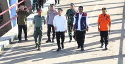 Kepala BNPB Letjen TNI Dr. Suharyanto, S.Sos., M.M. mendampingi Wapres Gibran Rakabuming meninjau permukiman warga yang terdampak di sekitar pasar Kampung Gumelar, Pelabuhan Ratu, Kabupaten Sukabumi, Jabar pada Sabtu, 8 Maret 2025. (Sumber: Dok BNPB)