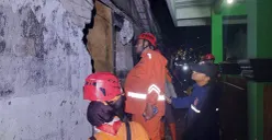 Petugas BPBD Kota Cimahi saat melakukan evakuasi dan assesment di lokasi kejadian, di RW 10 Cireundeu, Kecamatan Cimahi Selatan, Kota Cimahi. Jumat 7 Maret 2025, malam. (Sumber: Poskota/Gatot Poedji Utomo)