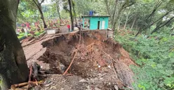 Ilustrasi - Bencana pohon tumbang di Kota Bandung beberapa waktu lalu mengakibatkan kerusakan pada jalan salah satu Tempat Pemakaman Umum (TPU). (Sumber: Dok. Diskominfo Kota Bandung)