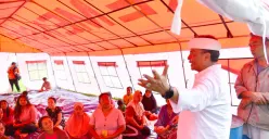 Sekda Jabar, Herman Suryatman memberikan bantuan kepada korban banjir Bandung selatan, Minggu, 9 Maret 2025. (Sumber: Dok. Humas Pemprov Jabar)