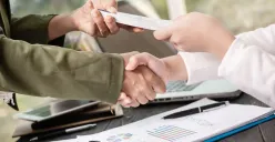 Butuh dana cepat tanpa takut data disebar? Ini dia 4 pinjaman online legal dan terdaftar OJK yang prosesnya cepat, aman, dan bebas dari modus pinjol ilegal!  (Sumber: Freepik)
