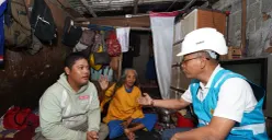 General Manager PLN UID Jakarta Raya, Lasiran sedang berbincang dengan Maryanah dan cucunya, Muhammad Randy, di Kelurahan Menteng Atas, Jakarta Selatan, Senin, 10 Maret 2025. (Sumber: Dok. PLN UID Jakarta Raya)