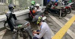 Petugas Dishub Kota Depok melakukan penertiban motor parkir liar diatas trotoar sepanjang Jalan Margonda. (Sumber: Dok. Dishub Kota Depok)