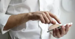 Pinjol tawarkan pencairan cepat, selalu waspada agar tidak menjadi korban penipuan. (Sumber: Unsplash/NordWood Themes)