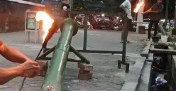 Sejumlah warga di Rangkasbitung, Kabupaten Lebak, menyalakan meriam yang menjadi tanda datangnya waktu Magrib. Ini telah menjadi tradisi turun-temurun warga setempat. (Sumber: Dok. DKM Mesjid Agung Al-A'araf)