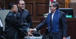 Sekjen Partai Demokrasi Indonesia Perjuangan (PDIP) Hasto Kristiyanto menjalani sidang perdananya di Pengadilan Tipikor, Jakara Pusat. (Sumber: Poskota/Bilal Nugraha Ginanjar)