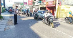 Petugas kepolisian menunjukan TKP kecelakaan maut yang menewaskan pengendara motor di Jalan Raya Cinere, Kecamatan Cinere, Kota Depok, Jumat, 14 Maret 2025. (Sumber: Poskota/Angga Pahlevi)
