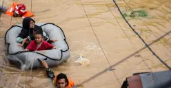 Petugas mengevakuasi warga yang terdampak banjir akibat luapan Kali Ciliwung, di Rawajati, Pancoran, Jakarta Selatan dan Cililitan, Kramat Jati, Jakarta Timur, beberapa waktu lalu. (Sumber: Poskota/Bilal Nugraha Ginanjar)