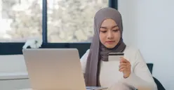 Cek 7 pindar syariah resmi OJK yang aman, halal, dan bisa cair dalam hitungan jam. (Sumber: Freepik/tirachardz)