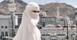 Celine Evangelista mengenakan gamis dan cadar putih saat menunaikan ibadah umrah di Tanah Suci Mekkah. (Sumber: Instagram/@celine_evangelista)