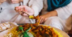Tips menikmati hidangan Lebaran tanpa risau berat badan naik drastis dengan menjaga pola makan sehat. (Sumber: Freepik)