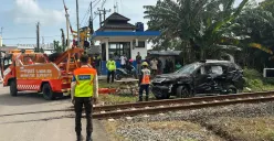 Petugas Polres Serang Kota dibantu Astra Infra dan keamanan PT KAI saat mengevakuasi mobil Pajero sport yang tertabrak kereta. (Sumber: Dok. Humas Polres Serang Kota)