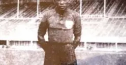 Legenda Timnas Indonesia Andi Ramang dikenal sebagai penyerang haus gol pada era 1950-an (Sumber: @psmlokal)