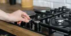 Cek semua kelistrikan dan juga kompor gas yang ada di rumah sebelum Anda meninggalkannya untuk mudik Lebaran 2025 (Sumber: Pinterest/Brizmaker)